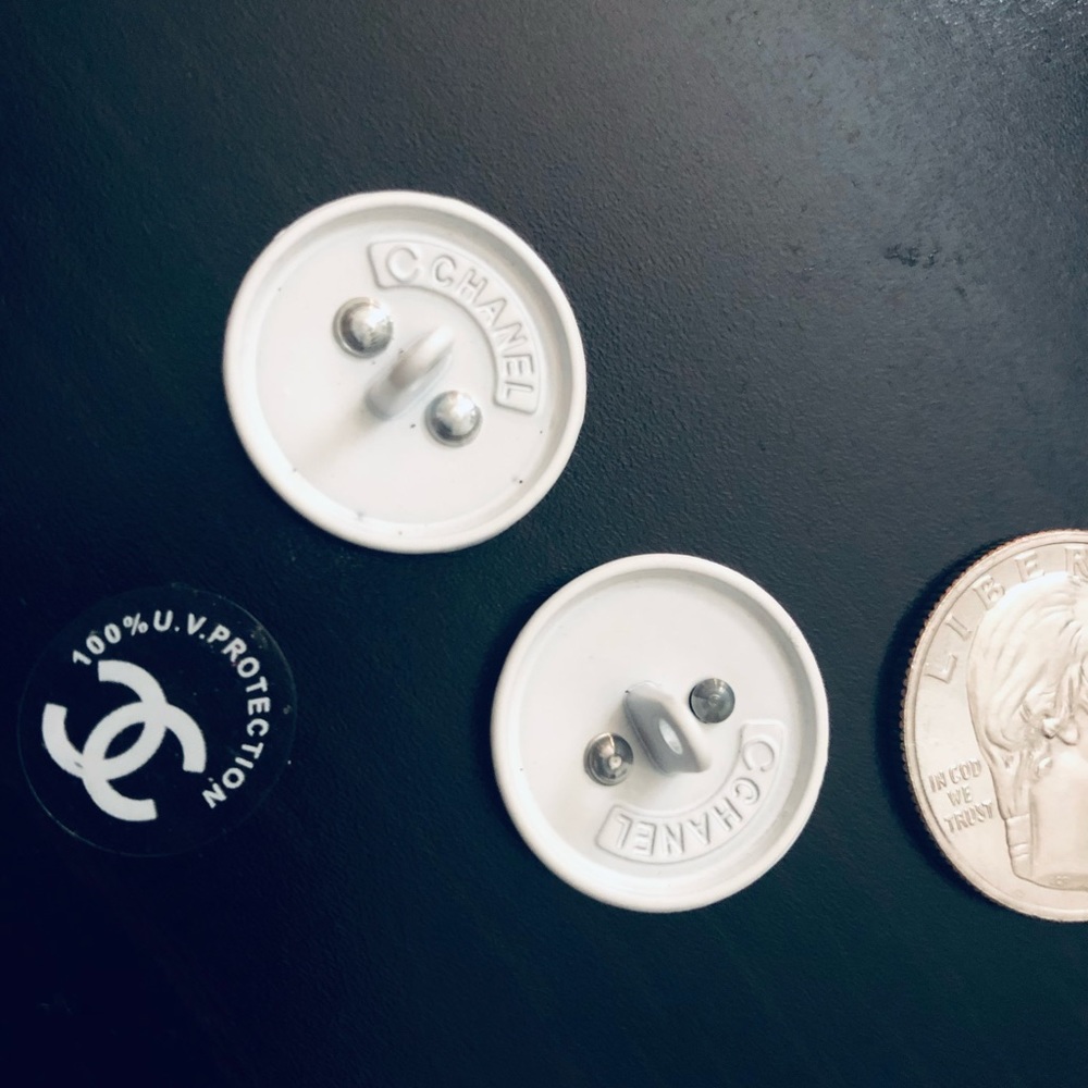 🎊🌺Antique Vintage Black and White Chanel buttons set of two 22MM - Picture 2 of 7